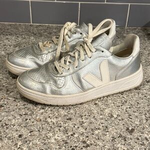 Veja V10 Trainer Silver Metallic women’s Sneakers Size 8